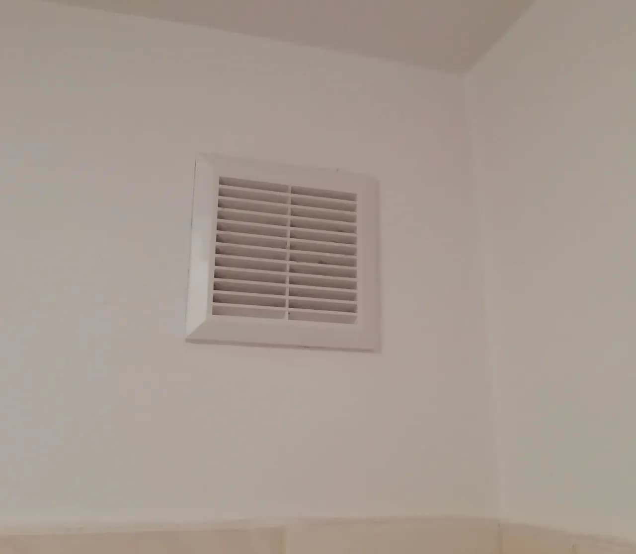 Dlaczego wieje z kratki w bloku? 6 najczęstszych przyczyn