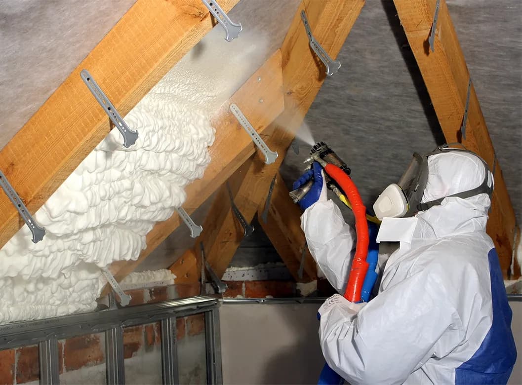 Ocieplenie dachu metodą natryskową: zalety, koszty i efektywność