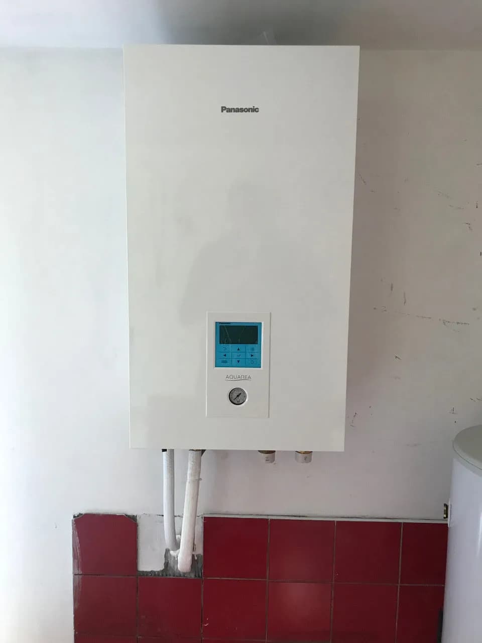 Grzałka w pompie ciepła: Kiedy się włącza i ratuje przed zimnem?