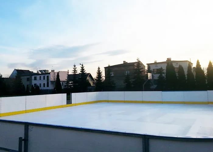 Lodowisko syntetyczne: 6 zalet całorocznego rozwiązania