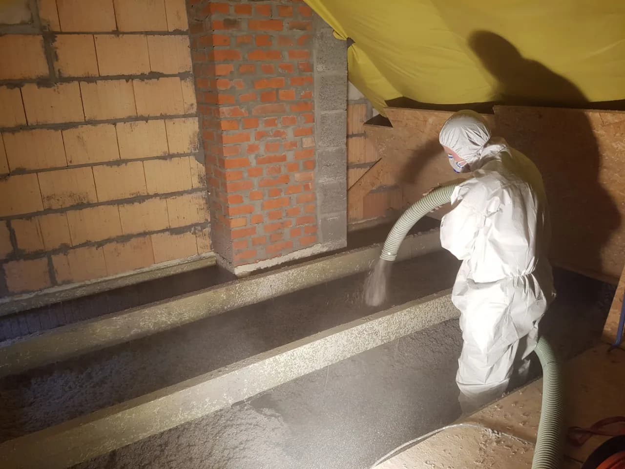 Wdmuchiwanie celulozy - poznaj ceny i koszty izolacji domu