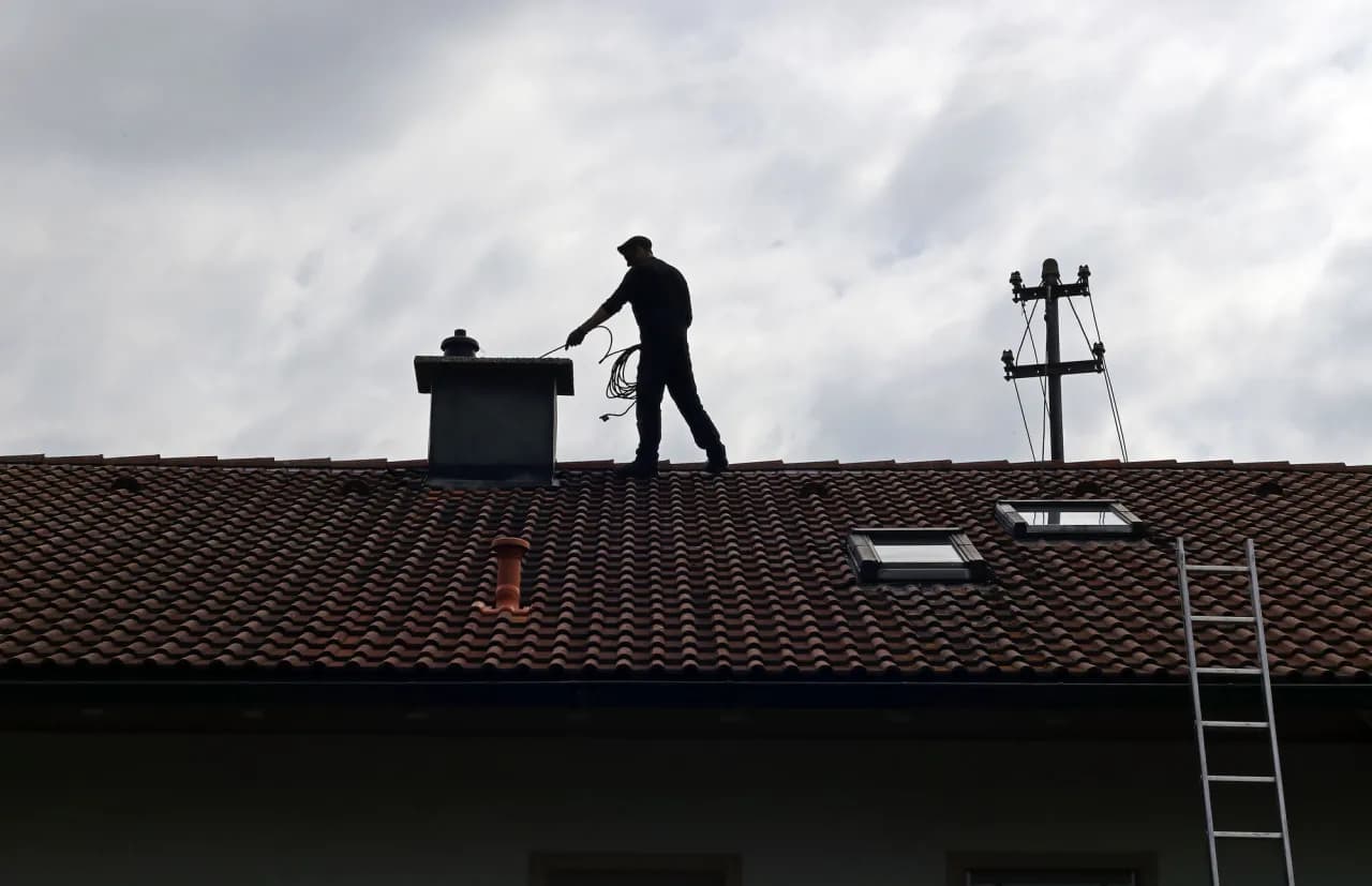 Ile zapłacisz za wizytę kominiarza? Cennik usług w Polsce